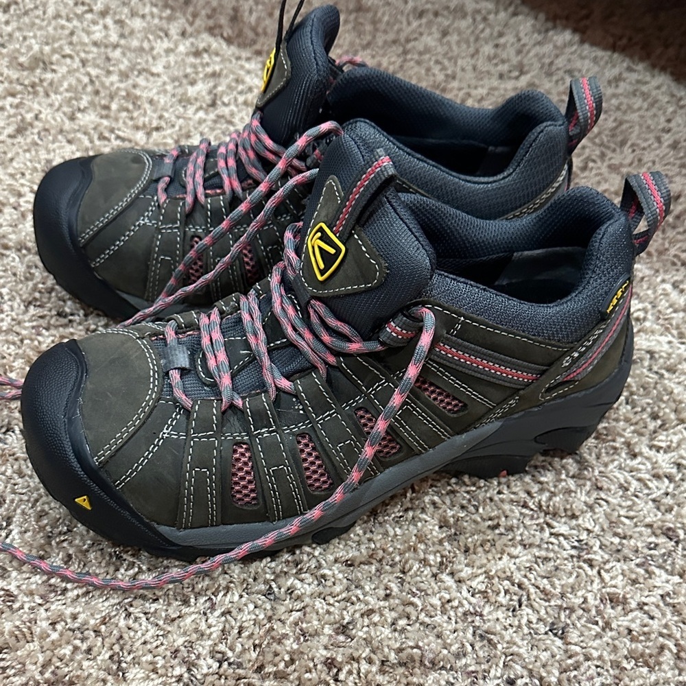 NEW Keen Outdoor Shoes with Pink and Black Highlights size 39 Steel Toee